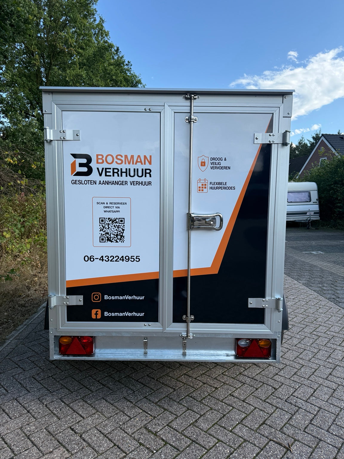 Achterzijde van onze gesloten aanhangwagen